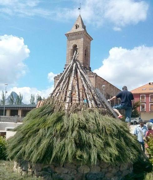 Imagen de la construcción del chozo en la localidad de Riaño.