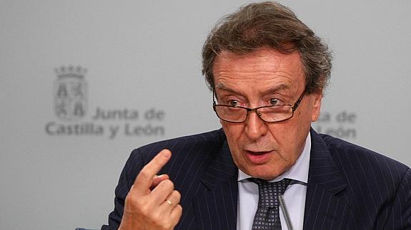 El portavoz de la Junta, José Antonio de Santiago-Juárez, en la rueda de prensa posterior al Consejo de Ministros.