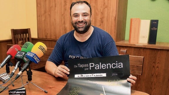 César Merino, gerente de dPintxos, presenta ayer el cartel de ‘De Tapas por Palencia’