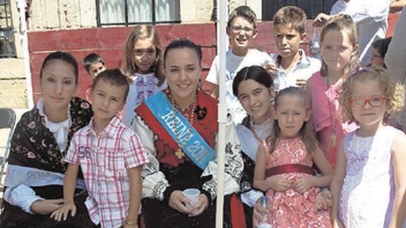 La reina y las damas, así como un grupo de niños, siguieron el ofertorio y las danzas bajo una sombrilla que les resguardaba del sol. 