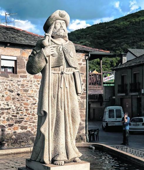 Estatua de Santiago Peregrino en la calle real de Molinaseca.
