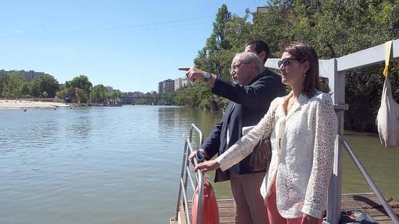 José Valín y Cristina Vidal durante el recorrido por el Pisuerga en el que vieron las propuestas de mejora del río de los Amigos del Pisuerga