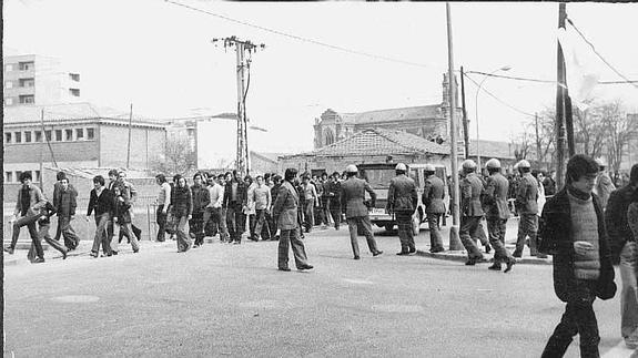 Fuerzas del orden público dispersando a manifestantes en la Pilarica. 