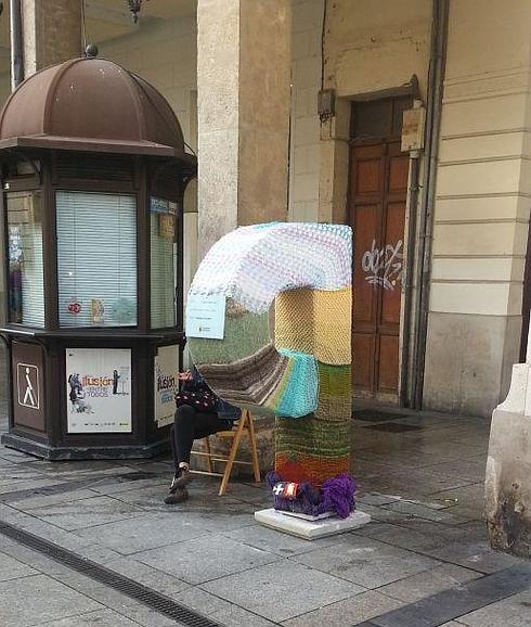 Una de las esculturas que se salvó de los destrozos al haberla guarecido su diseñadora en un bar próximo.