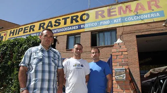 José Luis González (izquierda), director de Remar Segovia, junto a dos voluntarios de la ONG.