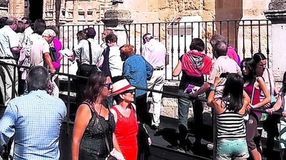 Cola de visitantes a la puerta de Santa María, una de las sedes arandinas de la muestra 'Eucharistia'.