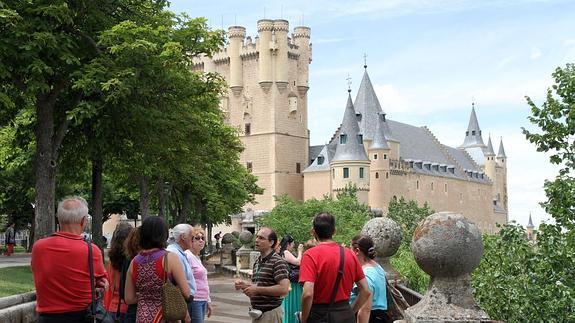 Visita turística reglamentaria en los alrededor del Alcázar. 