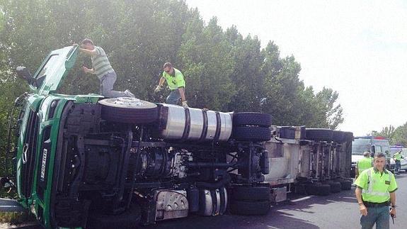 El camión volcado en el accidente