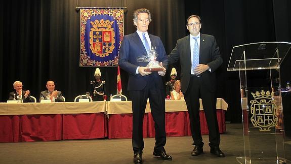 Alfonso Díez muestra la réplica de la iglesia de San Miguel entregada por el alcalde de Palencia, Alfonso Polanco.