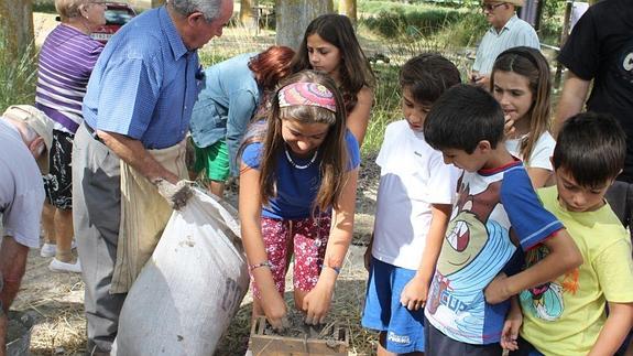 Los niños prepararon sus adobes, ayudados por Antonio Matías. 