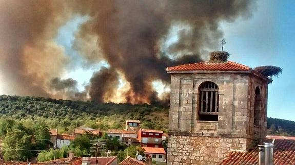 Ochenta personas evitan que el fuego llegue a tres pueblos de Burgos