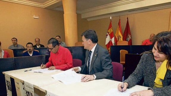 Firma de convenios del programa Actuamos del pasado año.