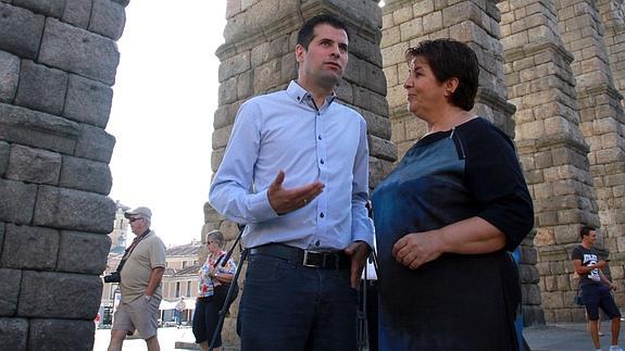 Luis Tudanca y Clara Luquero, junto al Acueducto de Segovia. 