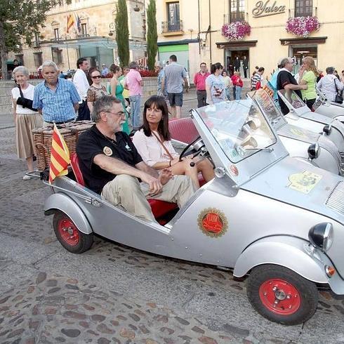 La concejala de Turismo, a bordo de uno de los vehículos 'zapatilla'.