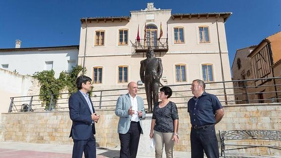 Jesús Julio Carnero, con autoridades de Castrillo de Duero.