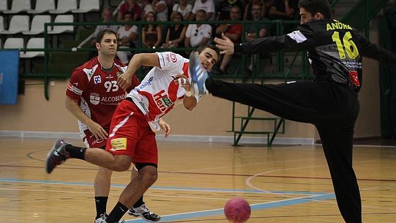 Nico López dispara a portería durante un partido de pretemporada. 