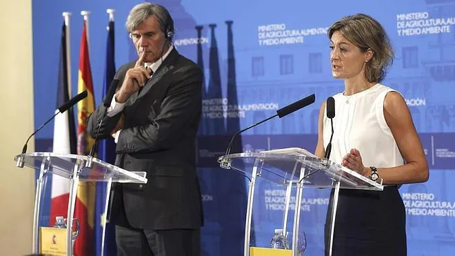 La ministra de Agricultura, Alimentación y Medio Ambiente, Isabel García Tejerina (d), y su homólogo francés, Stèphane Le Foll (i). 