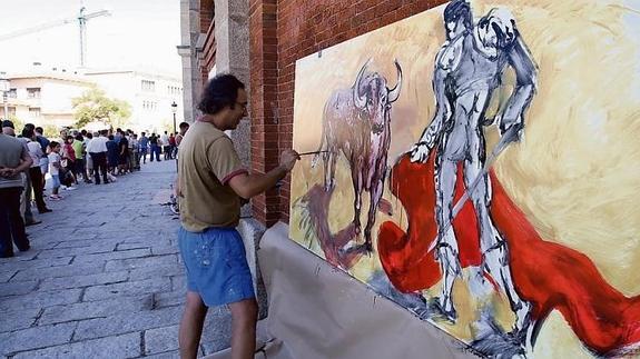 Uno de los artistas que están decorando La Glorieta .