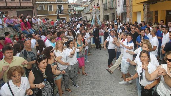 Miles de vecinos y fieles acompañan a la Virgen del Bustar en su Fiesta Grande