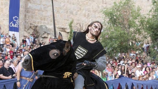 Uno de los participantes en las justas medievales junto a la muralla. 