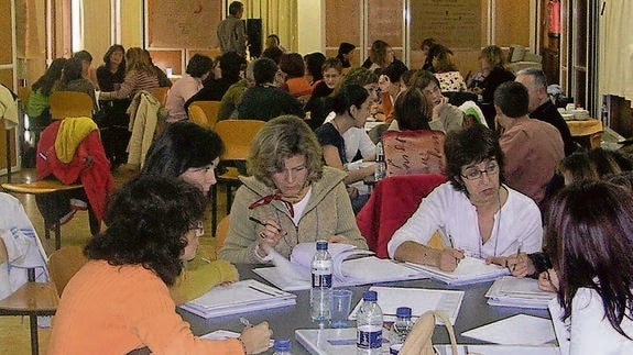 Trabajadores de los CEAAS en una de las reuniones de apoyo al servicio.