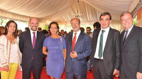 Carmen Ruiz, secretaria general de la Consejería de Fomento; Carlos Muñoz, director del hotel Meliá Recoletos, la concejala Mercedes Cantalapiedra; el alcalde de Valladolid, Francisco Javier León de la Riva; el director general de El Norte, Ignacio Pérez, y el consejero de Fomento, Antonio Silván.