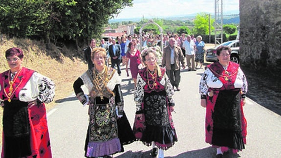 La procesión en honor a la Virgen del Rosario discurrió alrededor de la iglesia. 