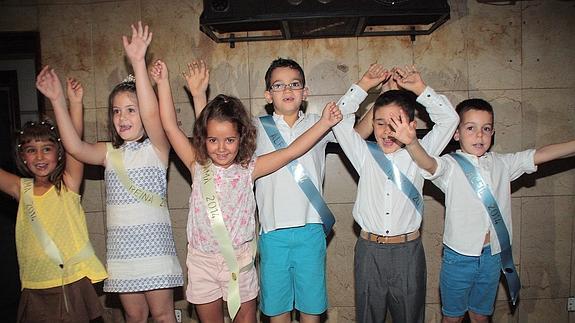 Los reyes infantiles con sus damas y caballeros, tras su elección este fin de semana.