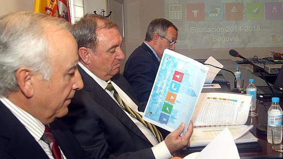 El delegado de la Junta y los responsables de Educación de Segovia, en la rueda de prensa. 