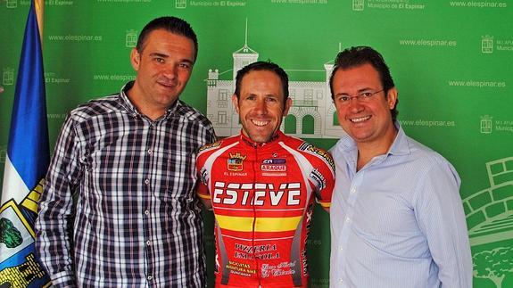 Pispajo (en el centro), junto a los representantes del Ayuntamiento de El Espinar. 