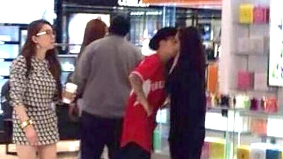 Justin Bieber besa a Selena Gómez