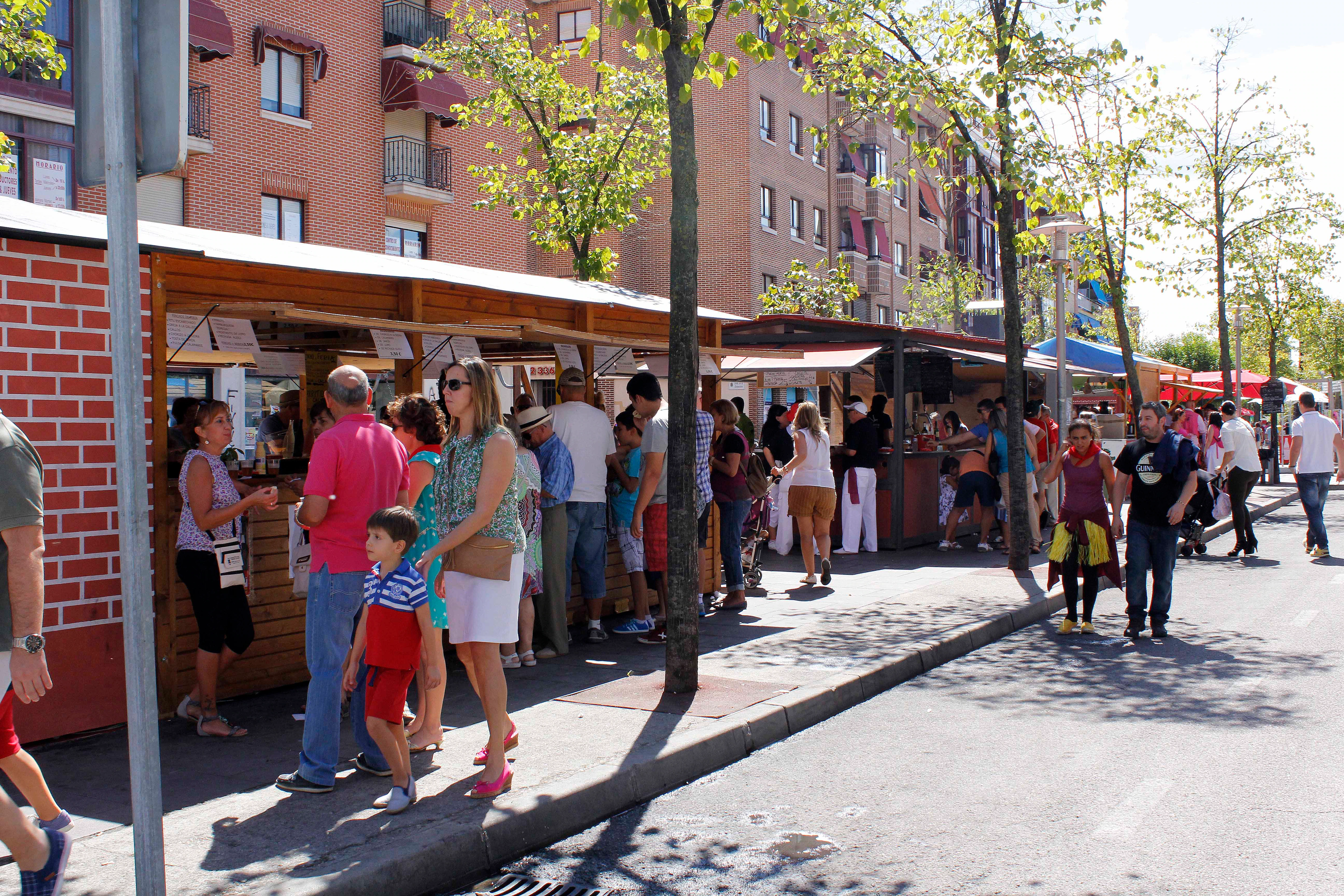 Vecinos de Laguna de Duero y alrededores disfrutan de la Feria de Día durante las fiestas de la localidad.