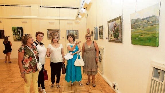 Un grupo de mujeres autoras de las obras, este miércoles, en la sala de exposiciones. 