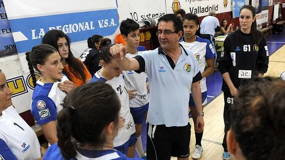 Miguel A. Peñas da instrucciones a sus jugadores en el amistoso ante el Alcobendas