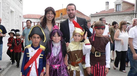 Ana Redondo y el alcalde Noel Serna, junto a varios niños en el desfile de disfraces
