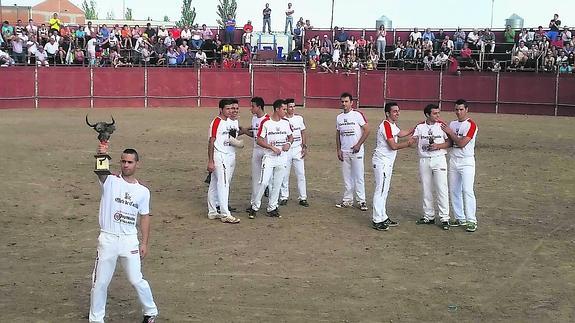 El ganador Dany Alonso recoge su trofeo.
