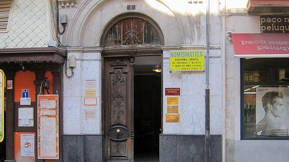 Roban 200.000 euros en sellos de dos cajas fuertes en la calle Ferrari