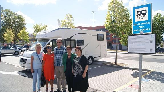 Las concejalas Paloma Maroto, Claudia de Santos y María José de Andrés, con la alcaldesa Clara Luquero y Lorenzo Ruiz, en el aparcamiento de autocaravanas. 