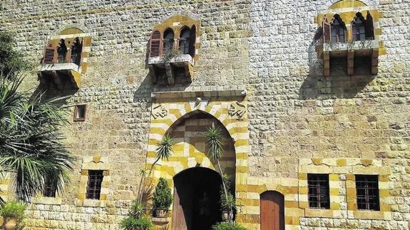 Fachada principal del Palacio Chehab, sede de la embajada.