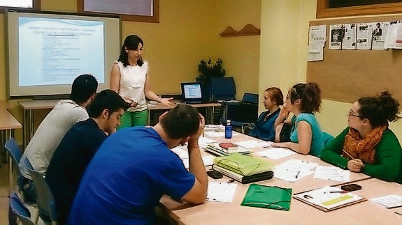 Maite Rodríguez Corrales, que ha abierto una consulta pedagógica, impartió una sesión práctica a los participantes de las lanzaderas. 