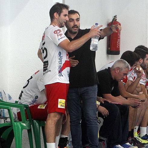 El técnico del Viveros Herol Nava da instrucciones a Simón en un partido. 