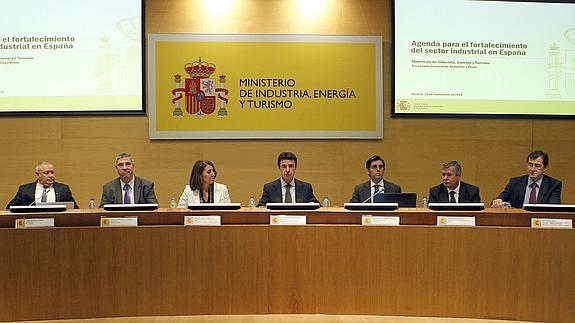 José María Lloreda, Presidente de KH-LloredaJosé Vicente de los Mozos, presidente de Renault España; Begoña Cristeto, secretaria general de Industria; José Manuel Soria, ministro de Industria; José María Álvarez Pallete, consejero delegado de Telefónica; Jorge Sendarorta, presidente de SENER y Victor Audera, director general de Industria y Pymes. EFE