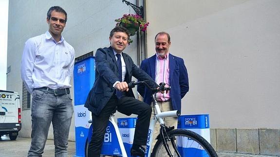 Gallardo, Folgueral y Merayo, presentan el nuevo sistema de préstamo de bicicletas.