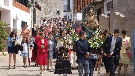 Los vecinos de Valdelacasa procesionaron junto a su patrona en su día grande.