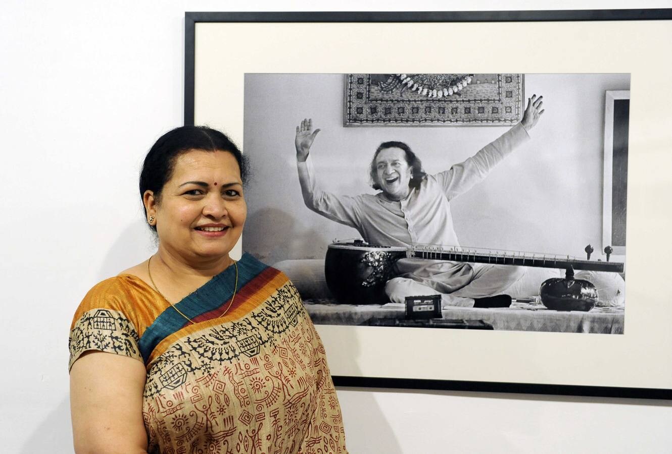 Sukanya Shankar, viuda de Ravi Shankar, junto a una fotografía de su marido, expuesta en la Casa Revilla. Ricardo Otazo