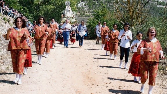 Los danzantes de Torquemada bailan a la Virgen de Valdesalce en procesión.