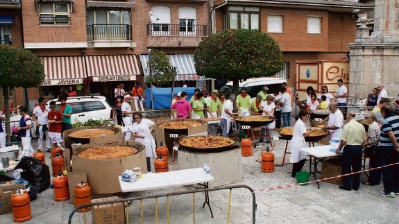 Paellada en la plaza del Caño de Nava de la Asunción, ayer. 