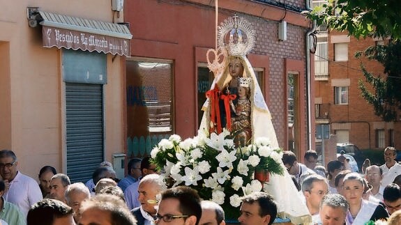 La imagen de la Virgen de la Palma, en procesión. 