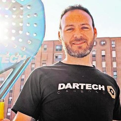 Diego Alonso posa con una de las palas que él mismo fabrica. El proceso es tan artesanal que solo moldea dos al día. 