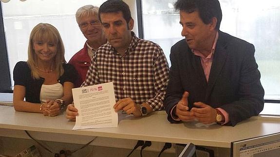 María Eugenia Gancedo, Francisco Gómez y Herrero Rubinat, en el momento de presentar la moción.